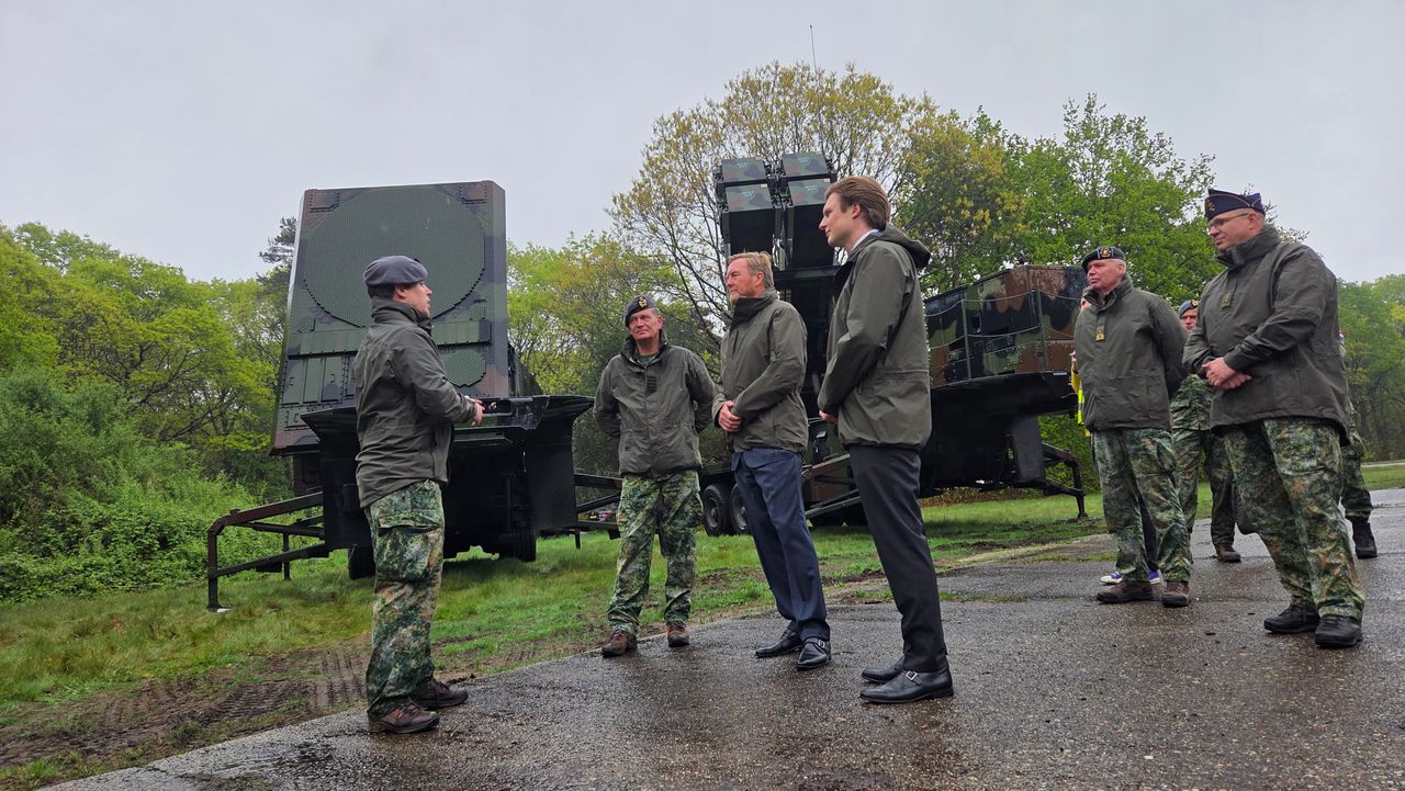 De koning bij een Patriot-luchtverdedigingssysteem (foto: Noël van Hooft).