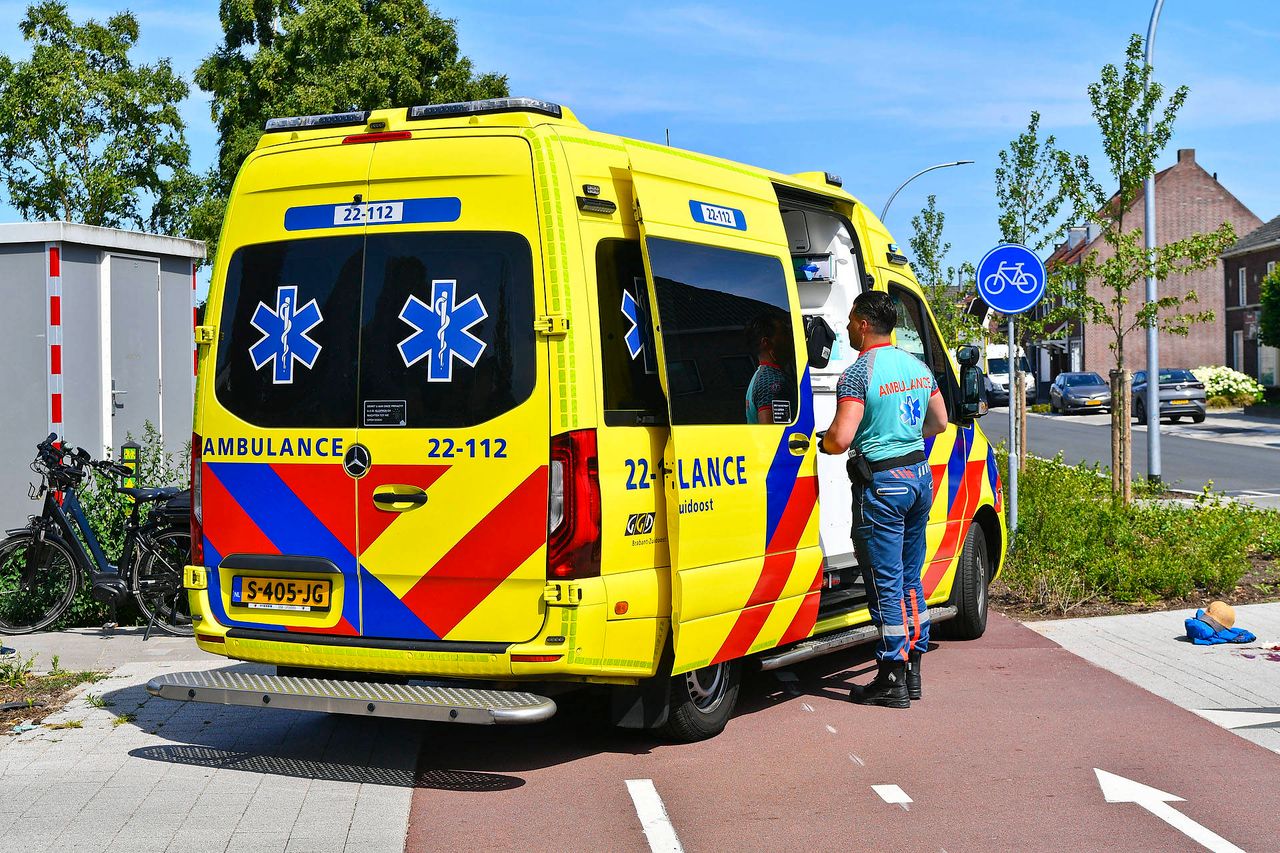 Ambulancepersoneel boog zich over het slachtoffer (foto: Rico Vogels/Persbureau Heitink).