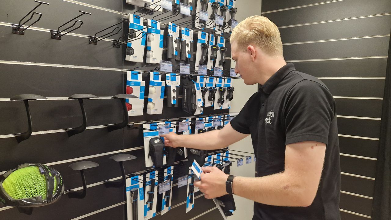 De laatste hand wordt gelegd aan de winkel (foto: Tom Berkers).