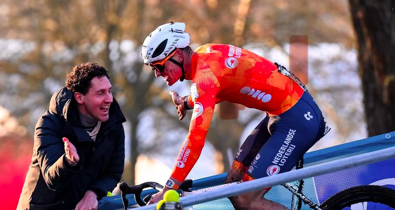 Mathieu van de Poel geeft een high-five aan zijn neef en maatje Rob van Broekhoven (foto: Tomas Sisk UCI cycling) 