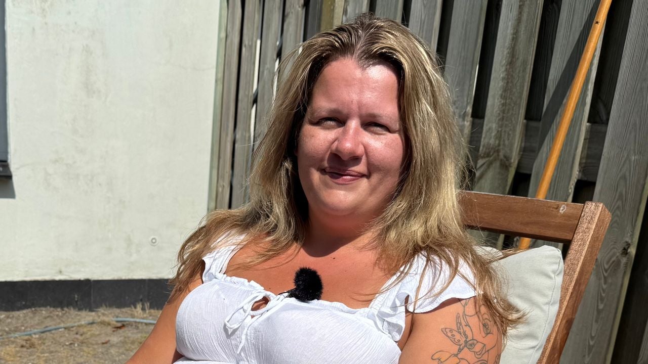 Ginger van den Oever is de vliegenoverlast meer dan beu (foto: Erik Peeters).