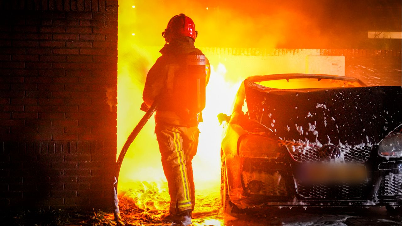 De autobrand in de Hendrik Staetslaan in Eindhoven (foto: SQ Vision)