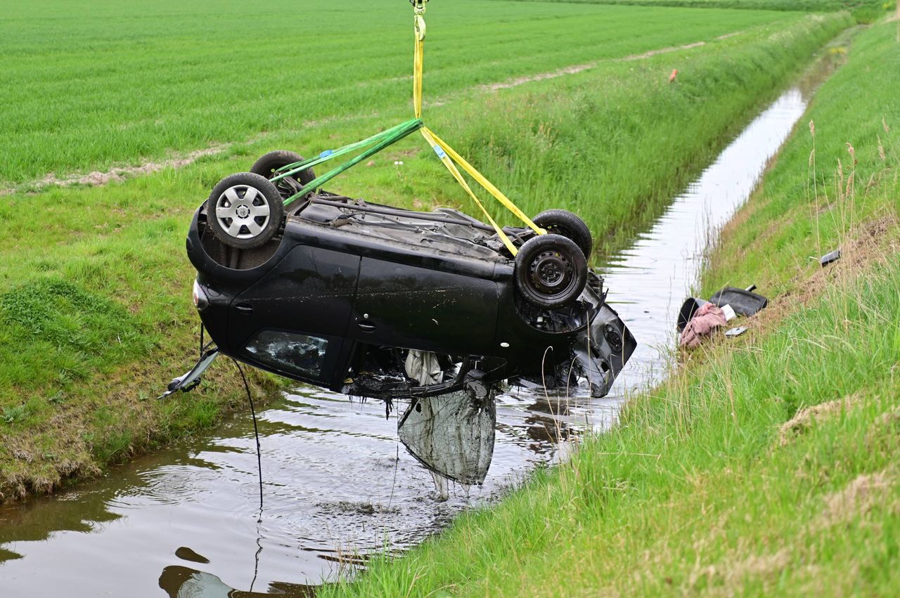 De auto werd door brandweer uit de sloot gehaald (foto: Perry Roovers/Persbureau Heitink).