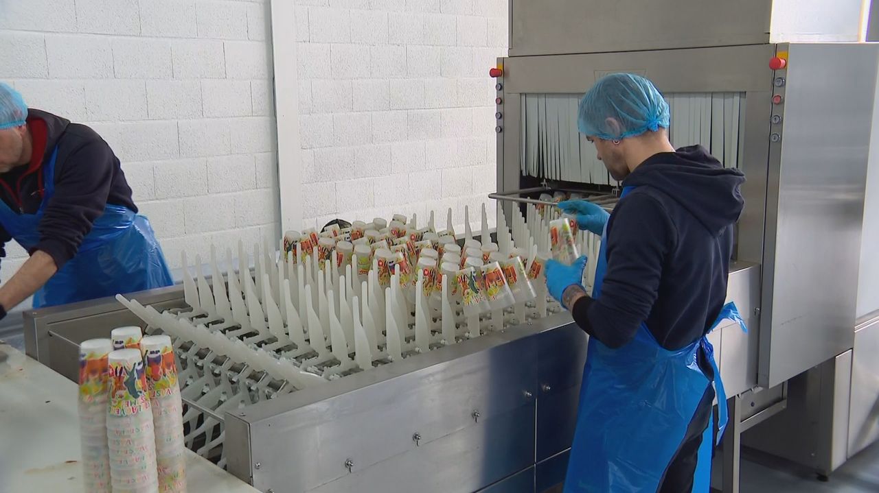 In deze wasstraat worden de bekers chemisch gereinigd (foto: Omroep Brabant).