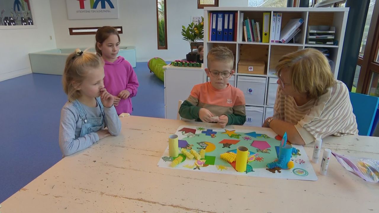 Samen met Saar en Noek knutselt Vince een paashaas (foto: Omroep Brabant).