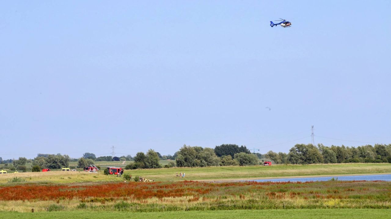 Er werd ook een helikopter ingeschakeld (foto: Roland Heitink/Persbureau Heitink).