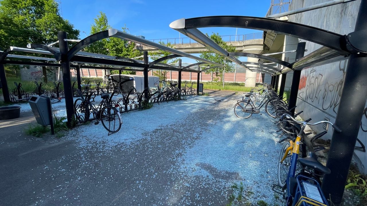 Een enorme ravage bij station Breda-Prinsenbeek (foto: Raymond Merkx).