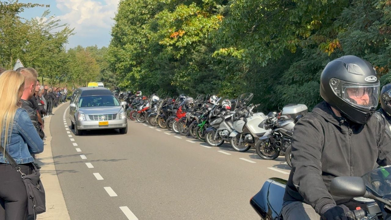 Tientallen motorrijders vormden een indrukwekkende erehaag voor Lynn Gommans (foto: Edward van den Borne/Edward-Media).