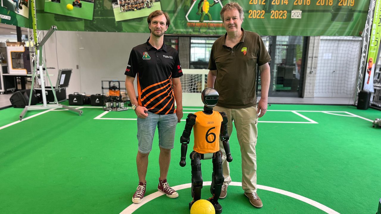 Danny (links) Hameeteman en hoogleraar robotica René van de Molengraft van Tech United Eindhoven (foto: Rogier van Son).