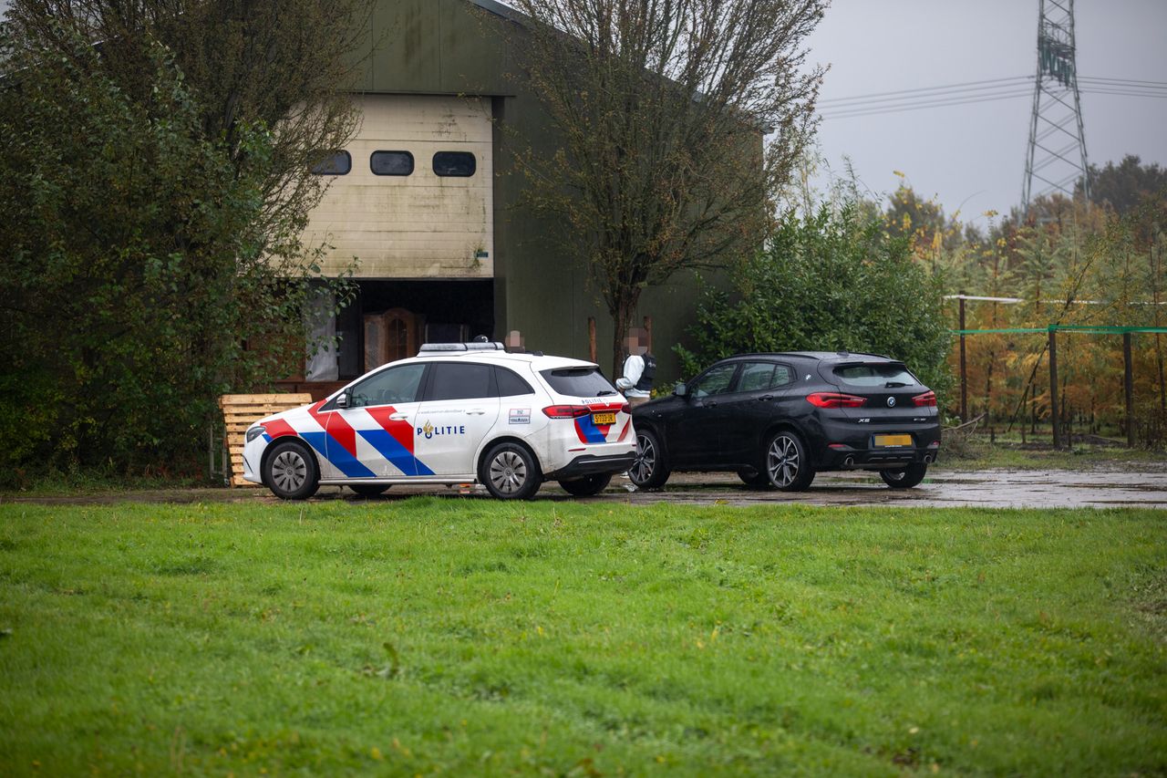 Politie bij het drugslab in Oud Gastel (foto: SQ Vision