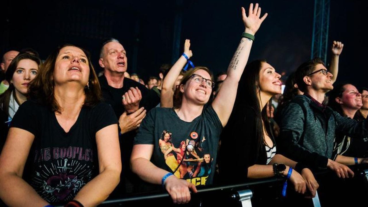 Sanne met haar arm met songtekst in de lucht tijdens Paaspop (foto: Jostijn Ligtvoet).