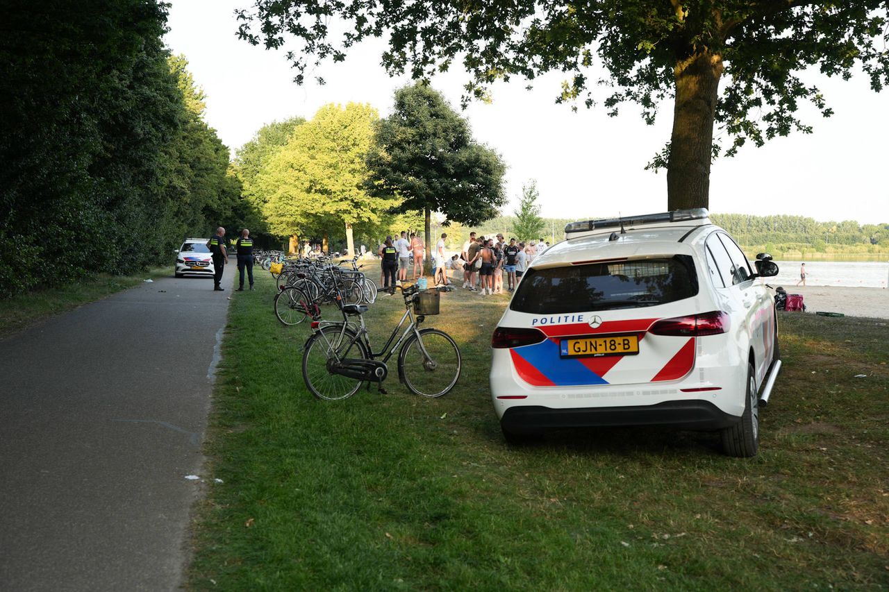 Agenten spraken recreanten aan (foto: Erik Haverhals/Persbureau Heitink).