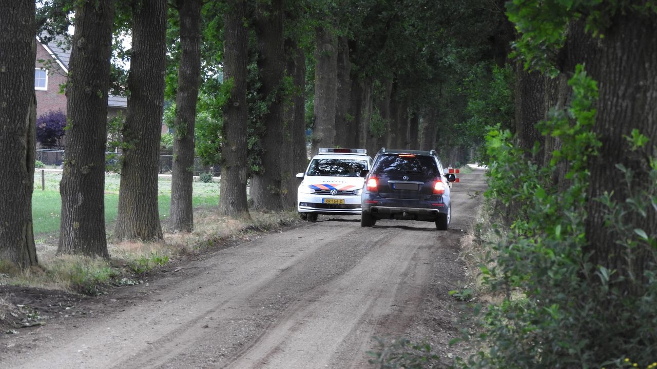 De politie heeft de weg afgezet. (Foto: Marco van den Broek / SQ Vision)