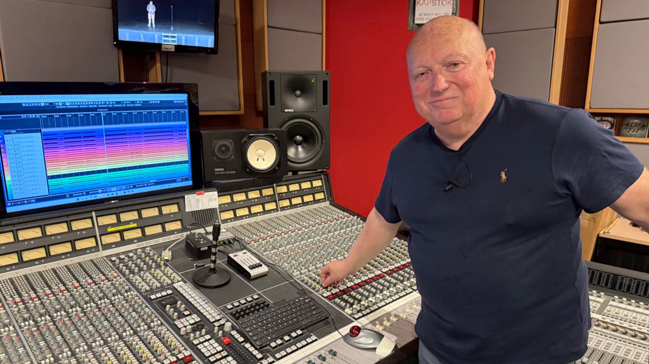 Popjournalist Jean-Paul Heck bij de mengtafel in de opnamestudio in Bergen op Zoom (foto: Erik Peeters).