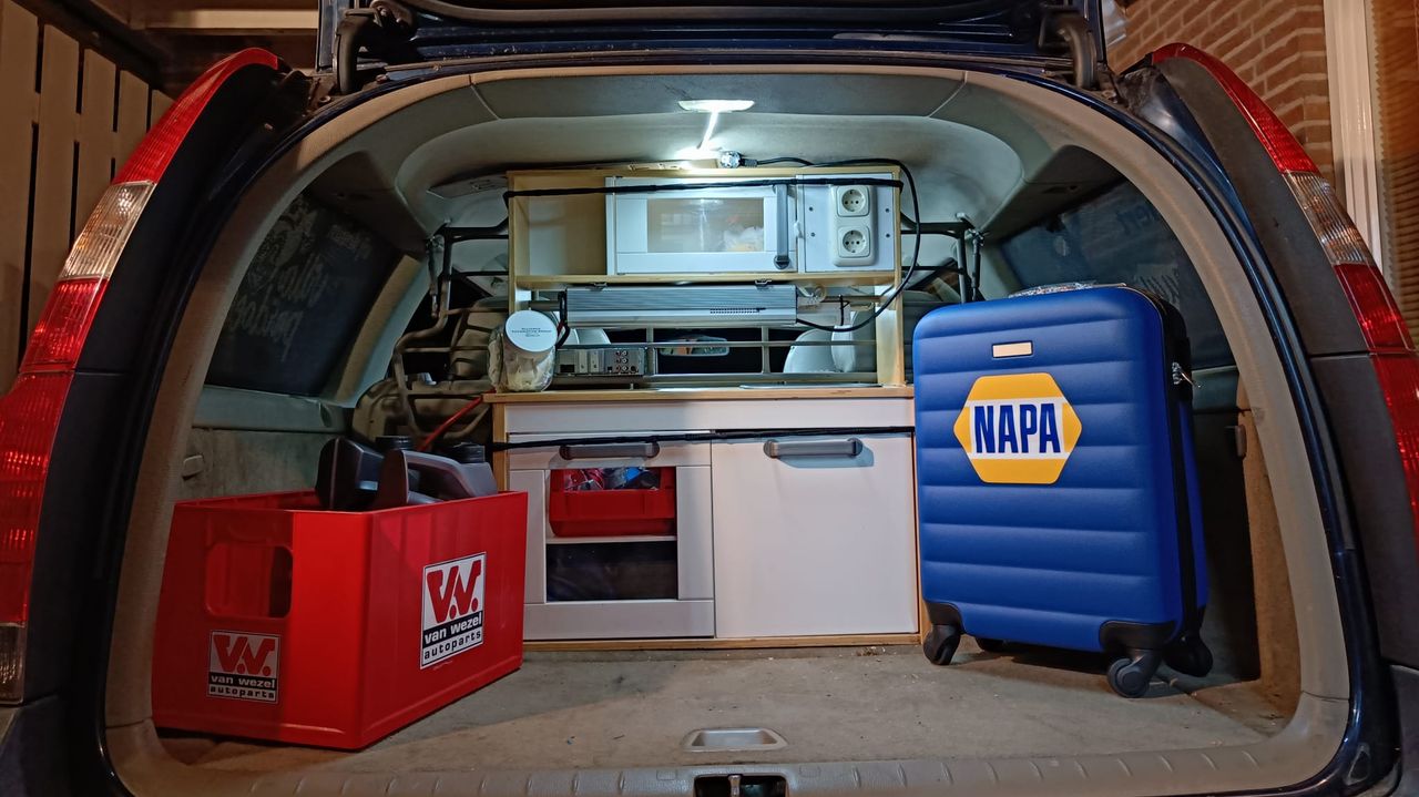 Het keukentje waar de tosti's gebakken worden (Foto: Niels de Kruijf). 