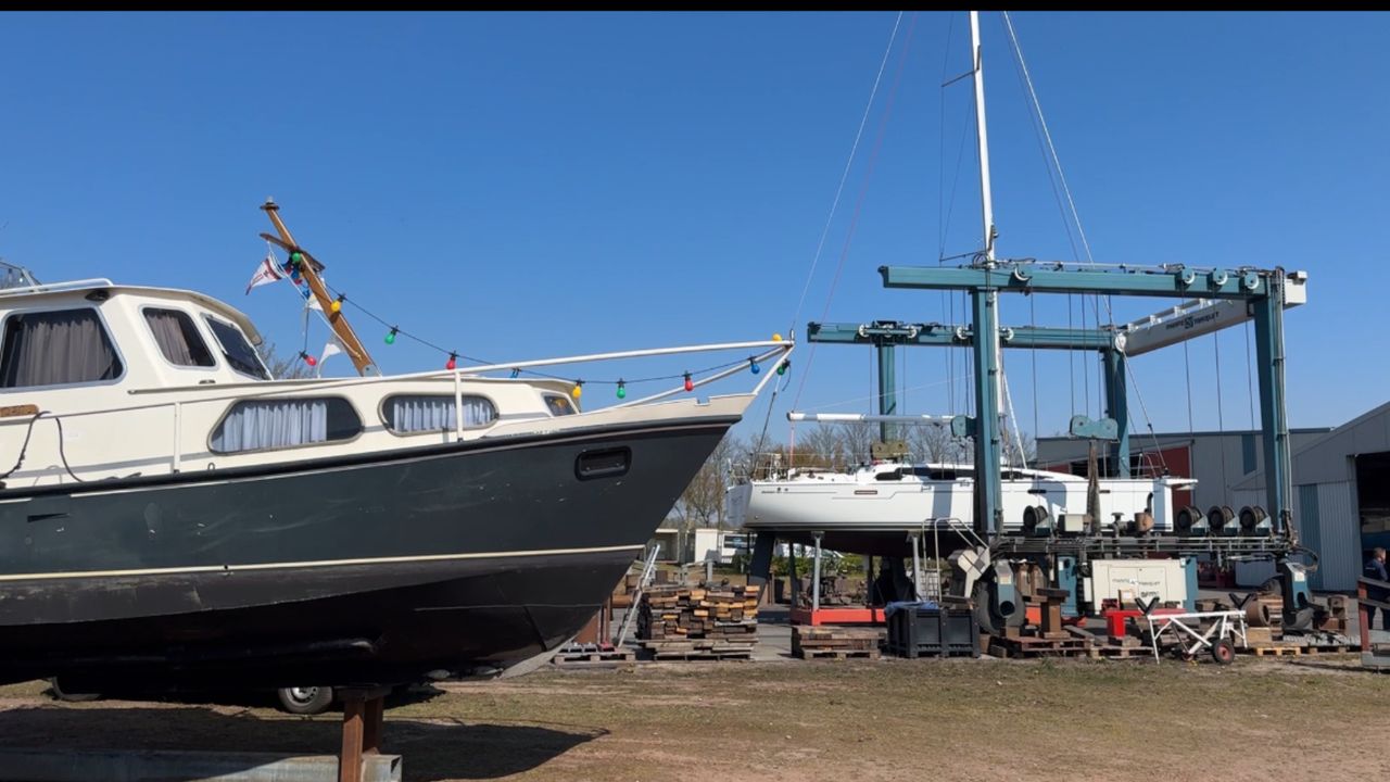 Een boot wordt het water in getakeld bij jachthaven Drimmelen (foto: Niek de Bruijn)