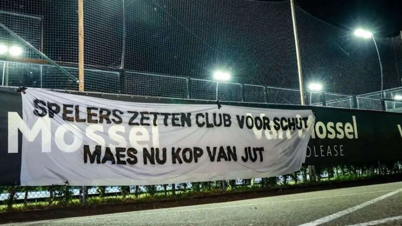 Een spandoek bij het Koning Willem II Stadion. (Foto: Tilbo.com)