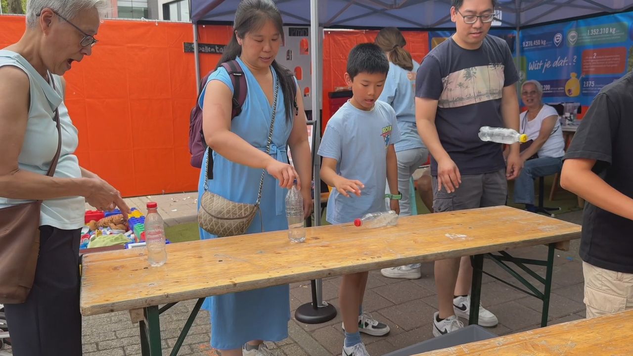 Het Kampioenschap Bottleflippen is in volle gang (foto: Thijs den Ouden).