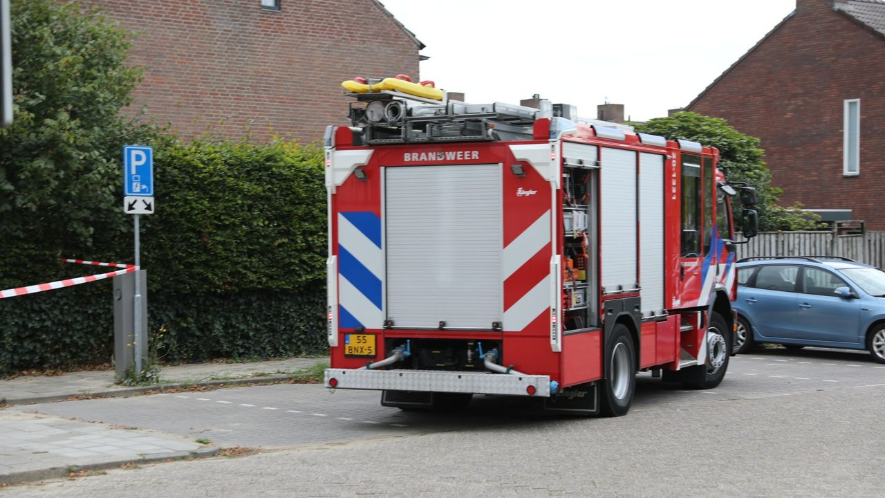 De brandweer heeft de omgeving van het gaslek afgezet (foto: Christian Traets/Persbureau Heitink).