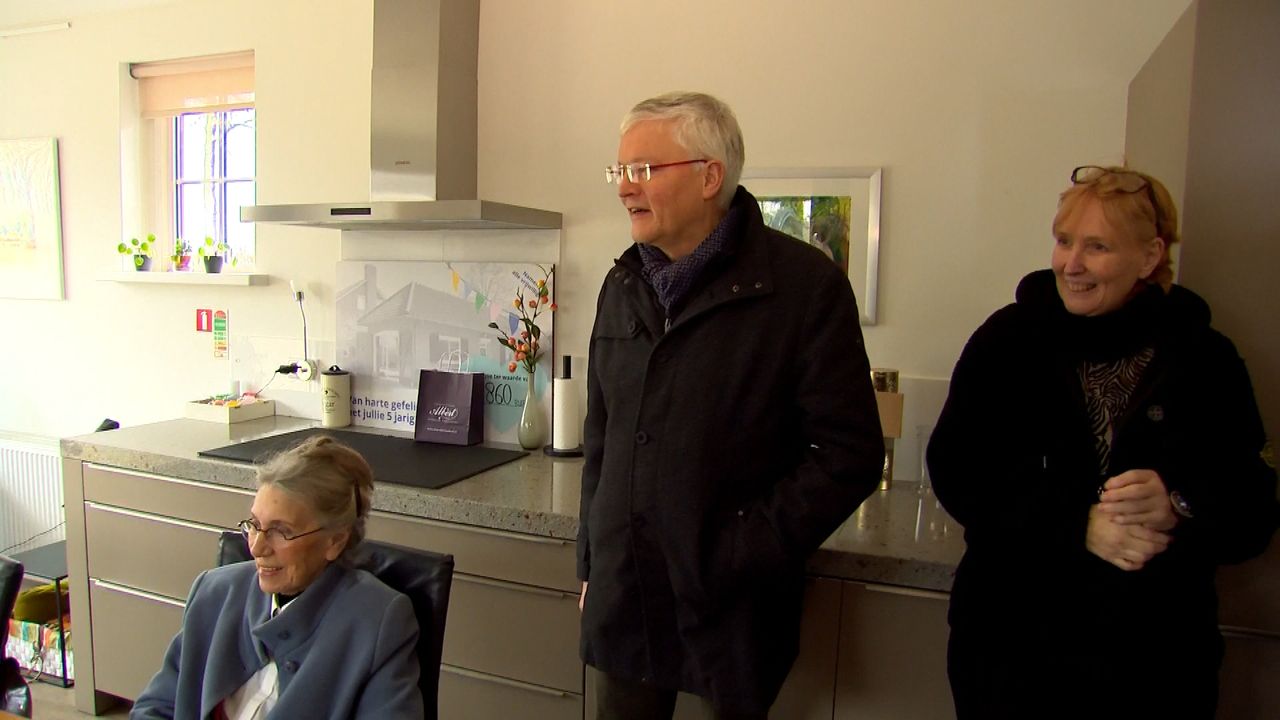 Burgemeester Theo Weterings komt ook kijken in het Bijna Thuis Huis.