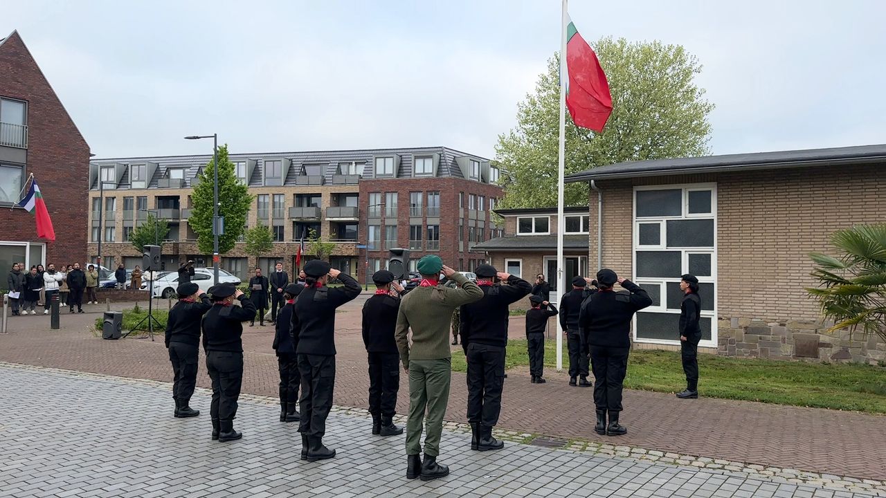 De Molukse vlag wordt op 25 april gehesen in de Molukse wijk De Driesprong in Breda.