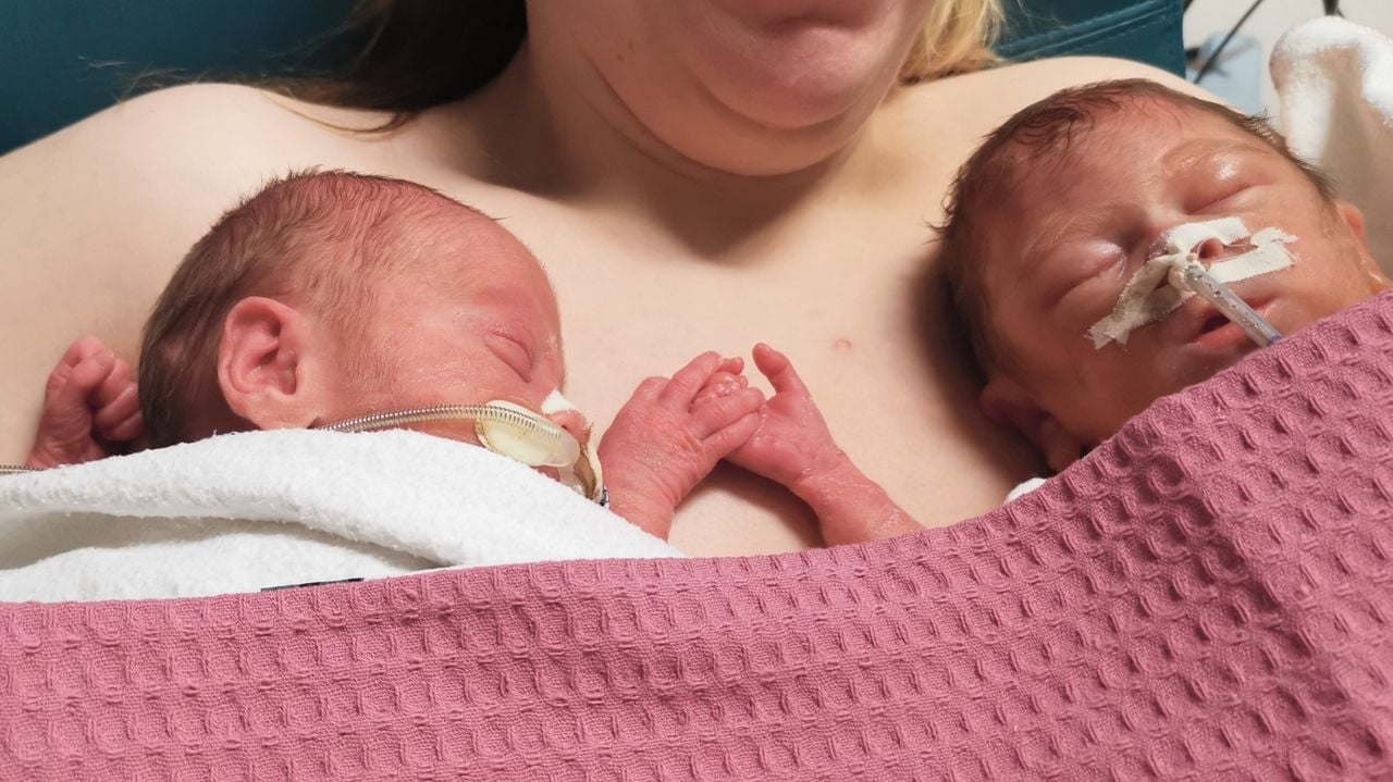 Sven en Meike samen op mama's borst (foto: Lin's Moments/ Make a memory).