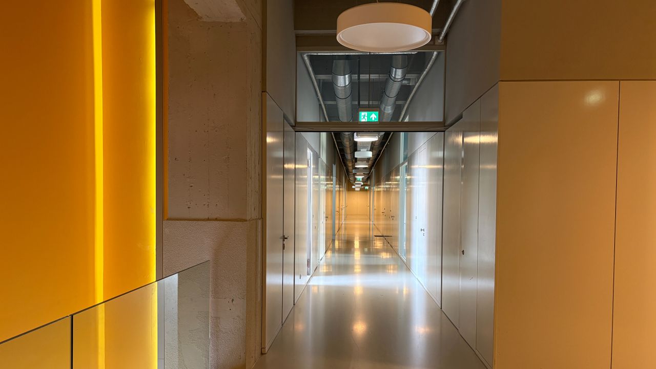 Vroeger liepen in deze gang Philips-medewerkers (foto: Rogier van Son).