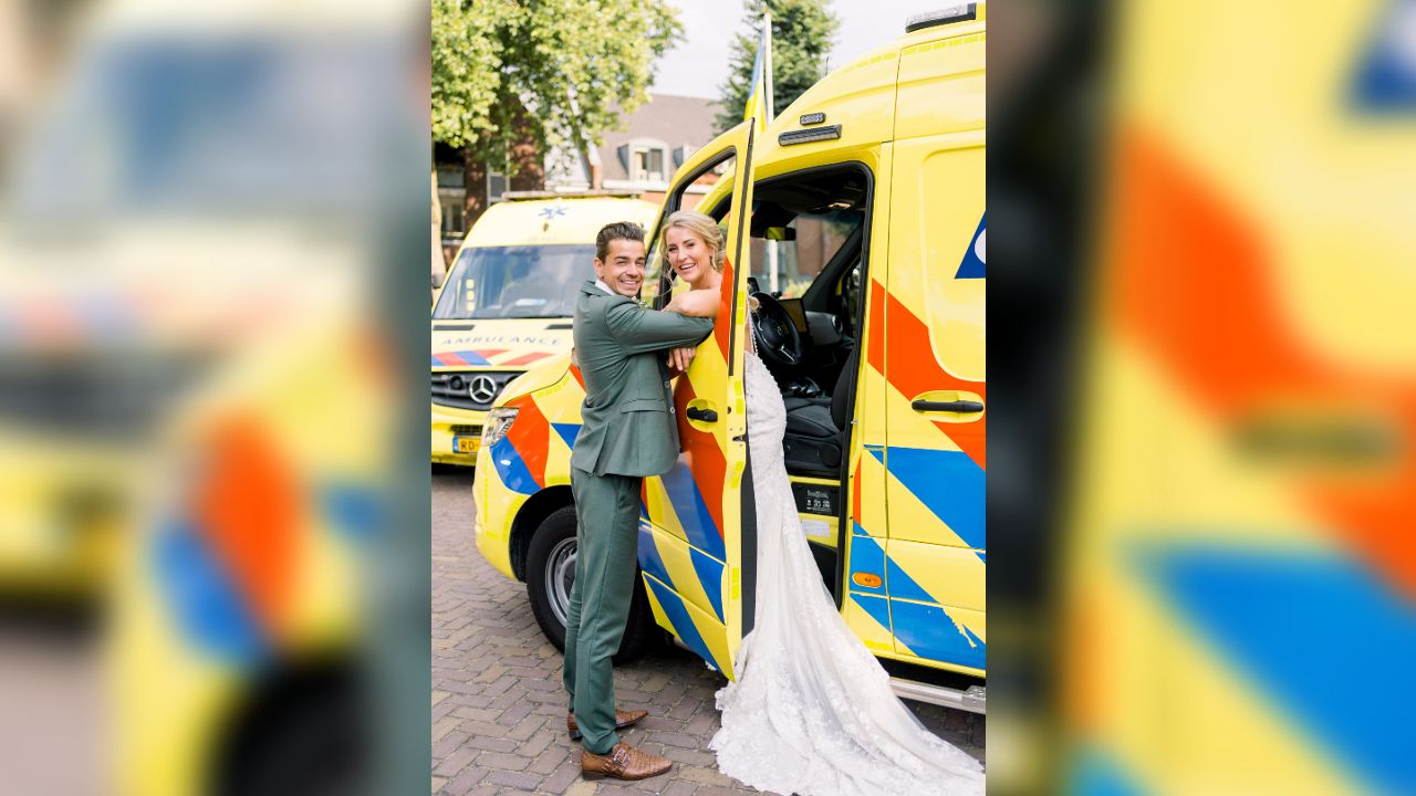 De sleep van de trouwjurk was iets te lang om zelf te rijden in een ambulance (foto: By Kim Das).