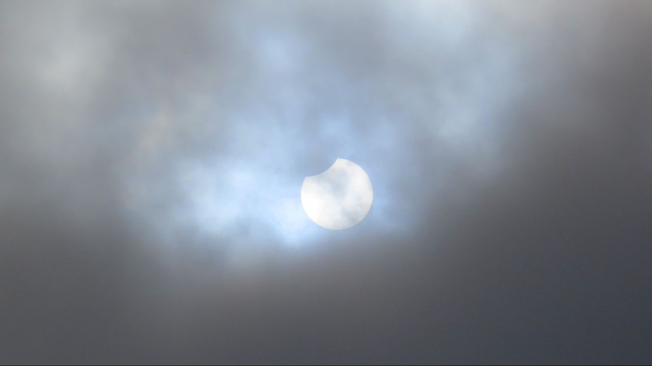 In Tilburg zag Margreet van Vianen de zon gedeeltelijk verdwijnen.