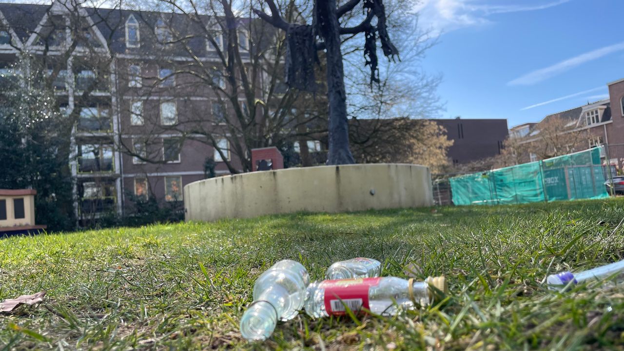 Rondslingerend afval in het Vrijheidspark in Tilburg (foto: Tom van den Oetelaar).