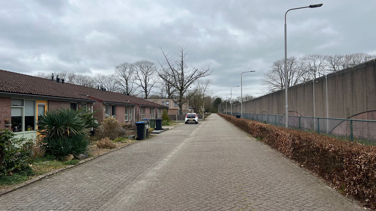 Links de Molukse wijk en rechts de muren van de PI (foto: Megan Hanegraaf).