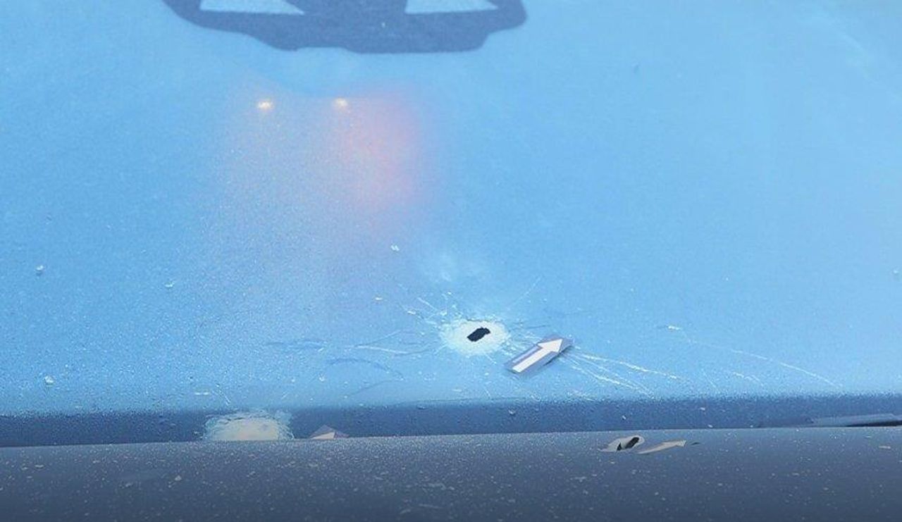 De beschoten auto zou van een buurtbewoner zijn (foto: Bart Meesters).