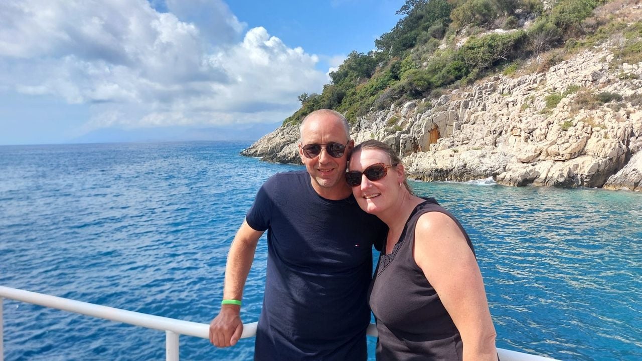 Perry Beenen samen met zijn vrouw tijdens een boottochtje in Albanië (foto: privebeeld).