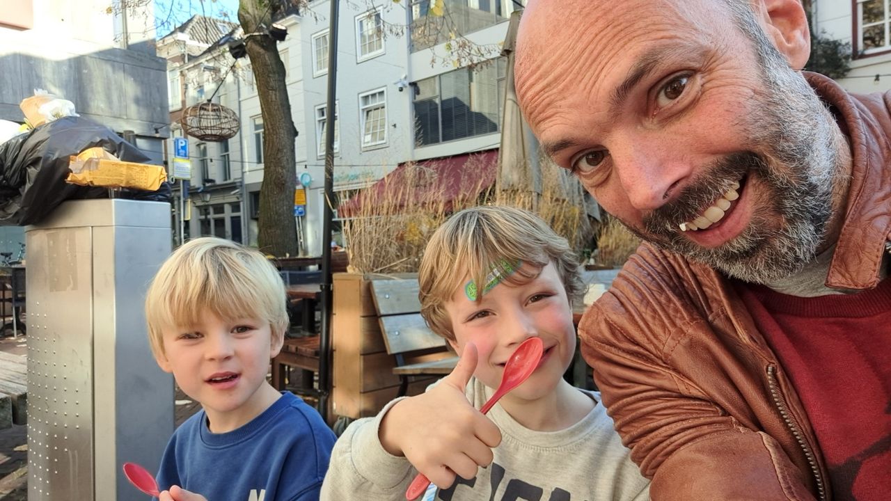 Siebe, Kamiel en Bart eten een ijsje na de inzamelactie (privéfoto). 