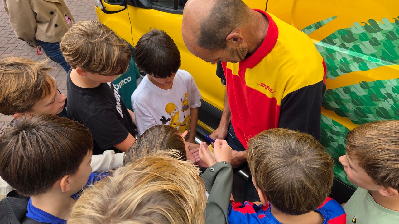 Pakketbezorger Genio deelt handtekeningen uit (foto: Noël van Hooft).