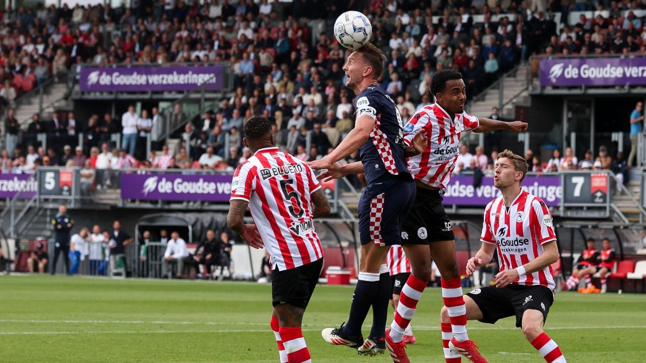 PSV-spits Luuk de Jong gaat een duel aan tegen Sparta Rotterdam. (Foto: Hans van der Valk/Orange Pictures)
