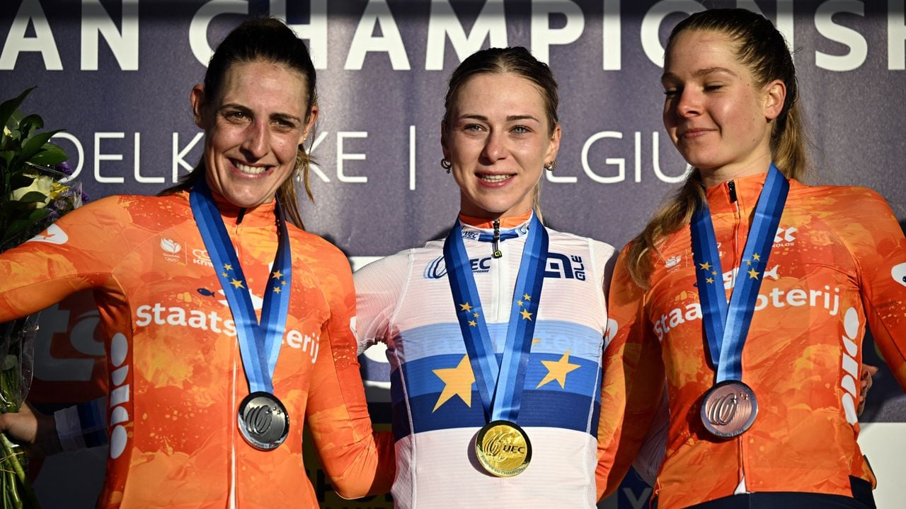 Een Nederlands podium in België, met van links naar rechts Lucinda Brand, Inge van der Heijden en Aniek van Alphen (foto: ANP).