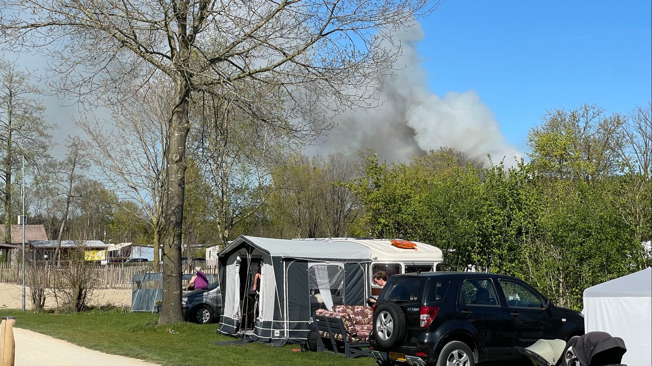 Op camping Marvilla Parks in Kaatsheuvel waren de rookwolken goed te zien (foto: Duncan Reek).