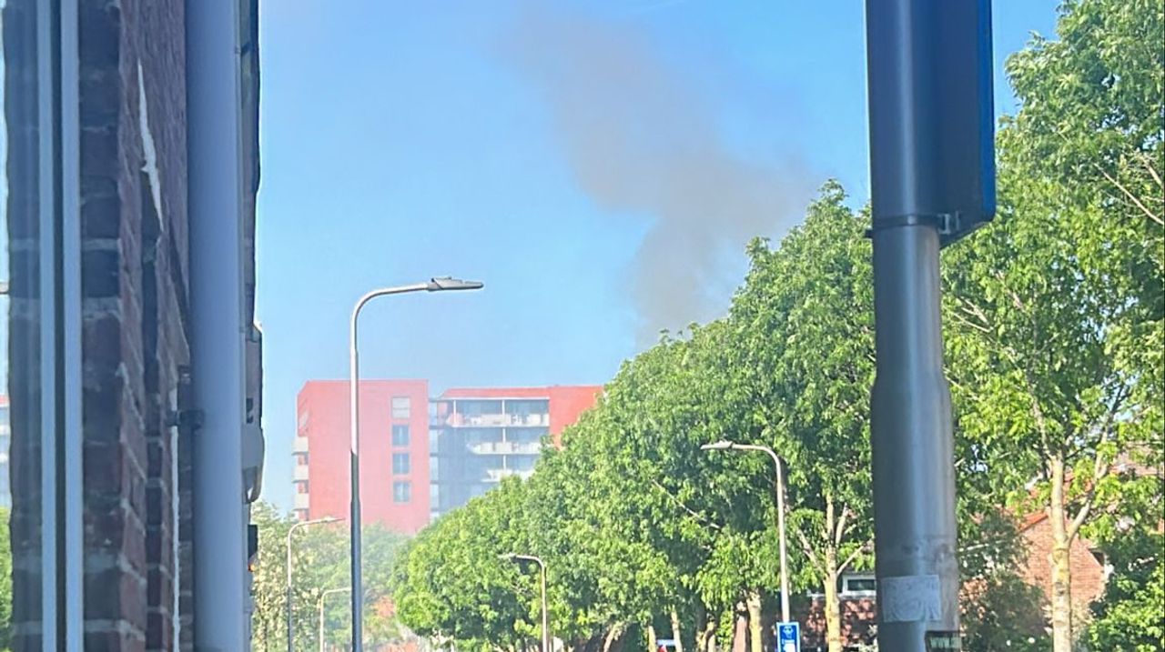 Bij de brand komt veel rook vrij.
