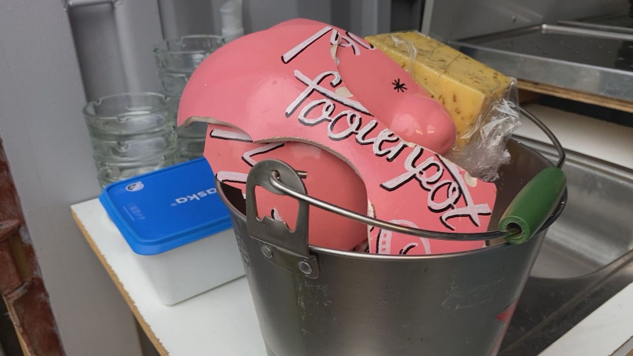 Ook de fooienpot moest het ontgelden. 