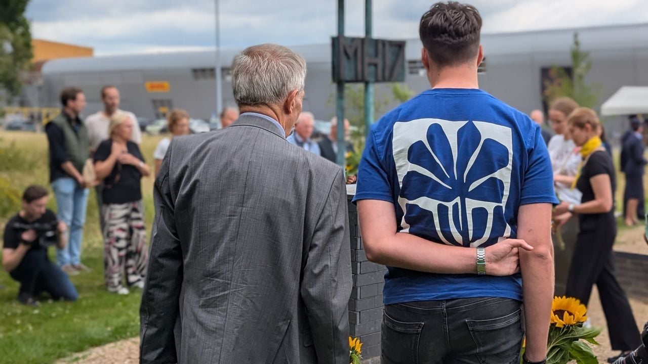 Anton Kotte met zijn kleinzoon bij het monument in Eindhoven (foto: Ferenc Triki)