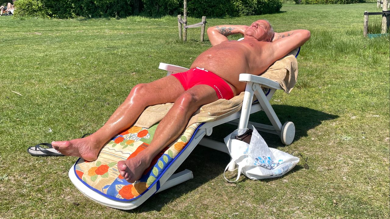 Bert kan bij deze zwemplas prima zonnen (foto: Raymond Merkx).