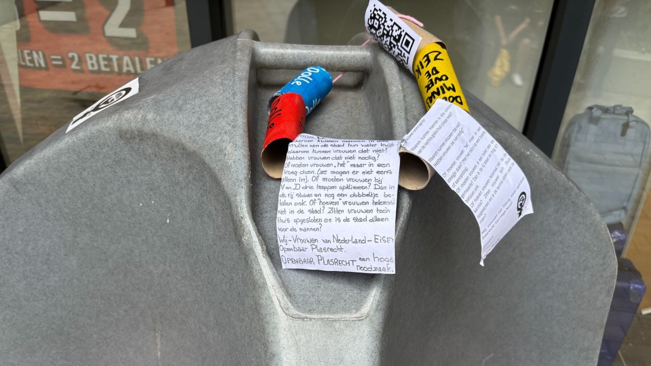 De Dolle Mina's hangen briefjes op om bewustwording te creëren (foto: Omroep Brabant).