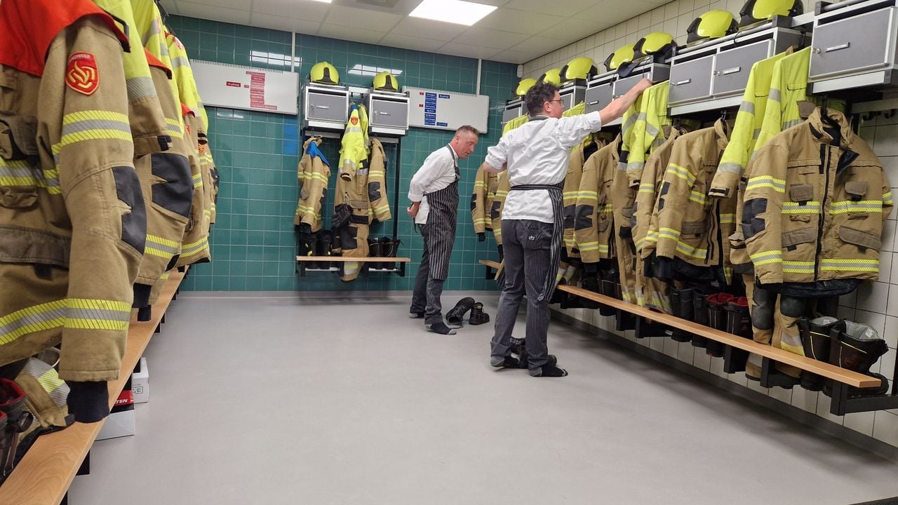 Wouter en Brian moeten zich snel omkleden bij de brandweer (foto: Tom Berkers).