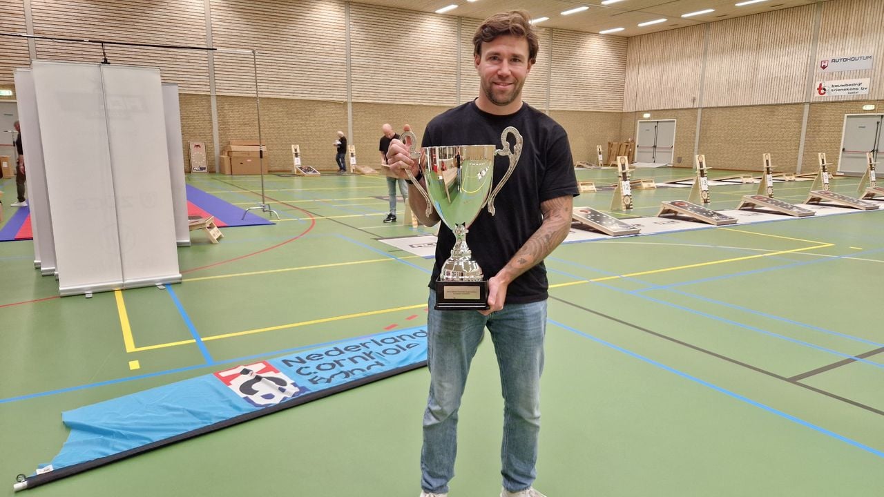 De winnaar gaat ervandoor met deze beker, die Nard Manders trots in zijn handen heeft (foto: Tom Berkers).