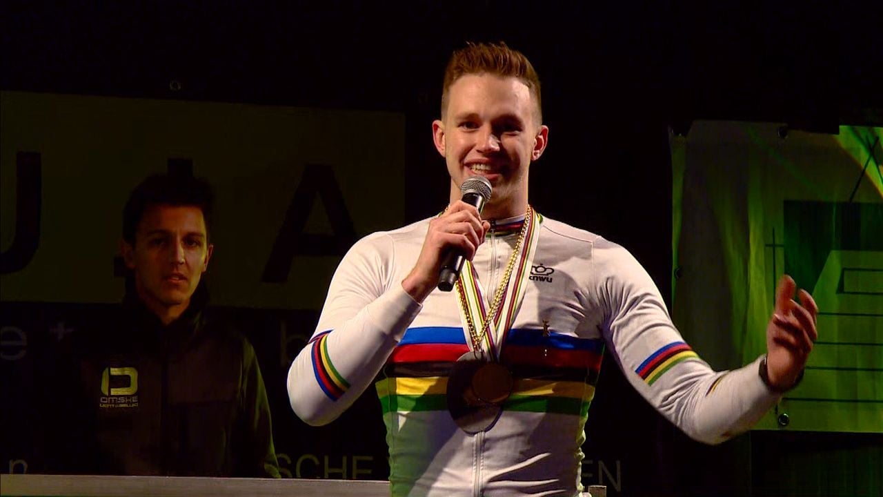 Harry op het podium tijdens een eerdere huldiging. (foto: Omroep Brabant)