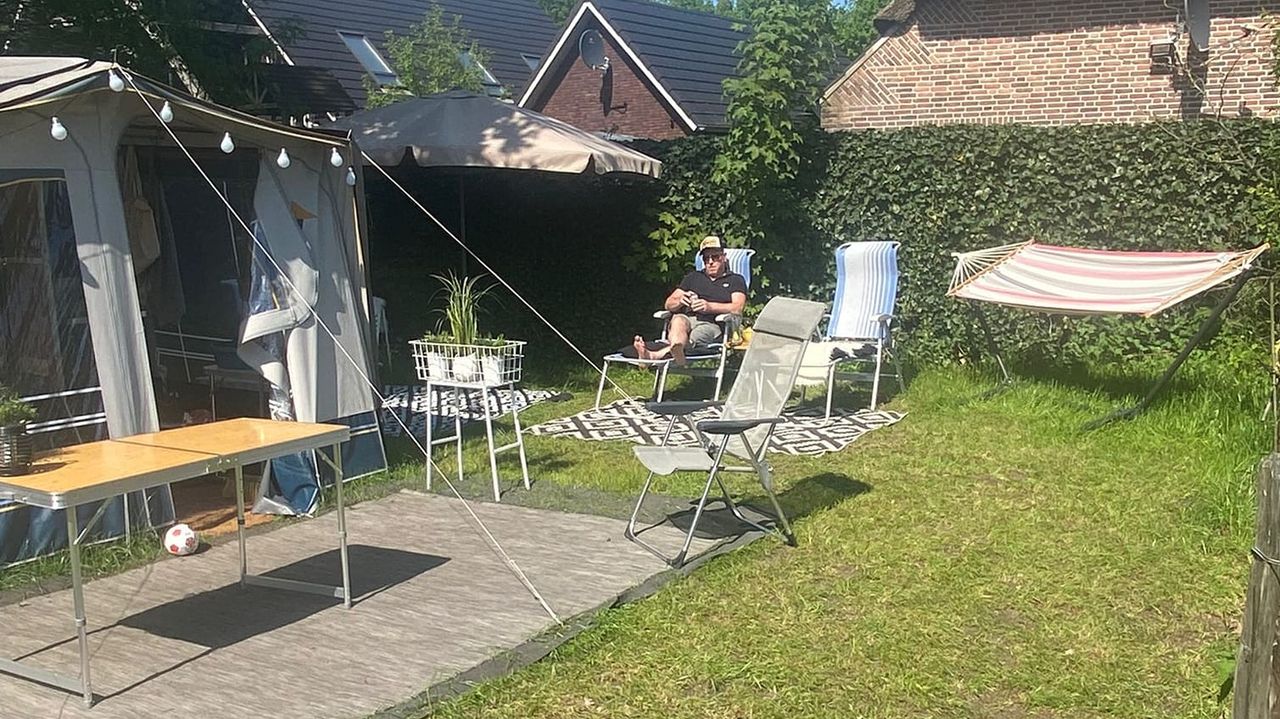 We tellen een tent, tuinstoelen en een hangmat. Deze rekenen we goed! (foto: Michiel Smits)