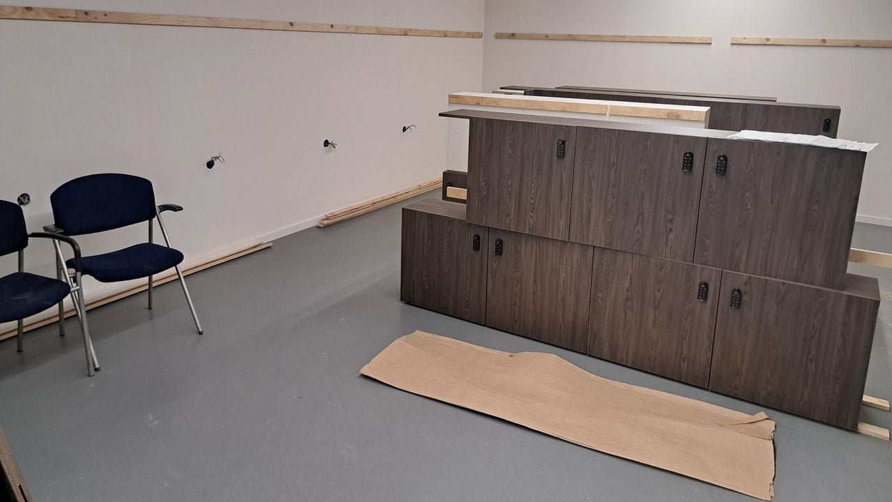 De bouw van de kleedkamer. (Foto: Leon Voskamp)