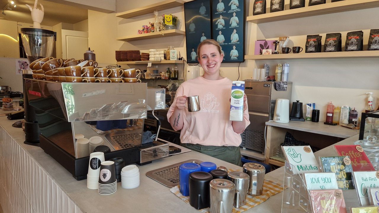 Marisca druk in de weer om een cappuccino te maken (foto: Tom Berkers).