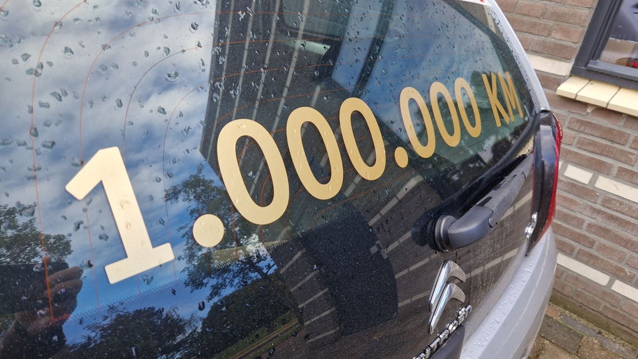 Iedereen mag zien dat Wiel en zijn auto een miljoen kilometer hebben gereden (foto: Noël van Hooft)